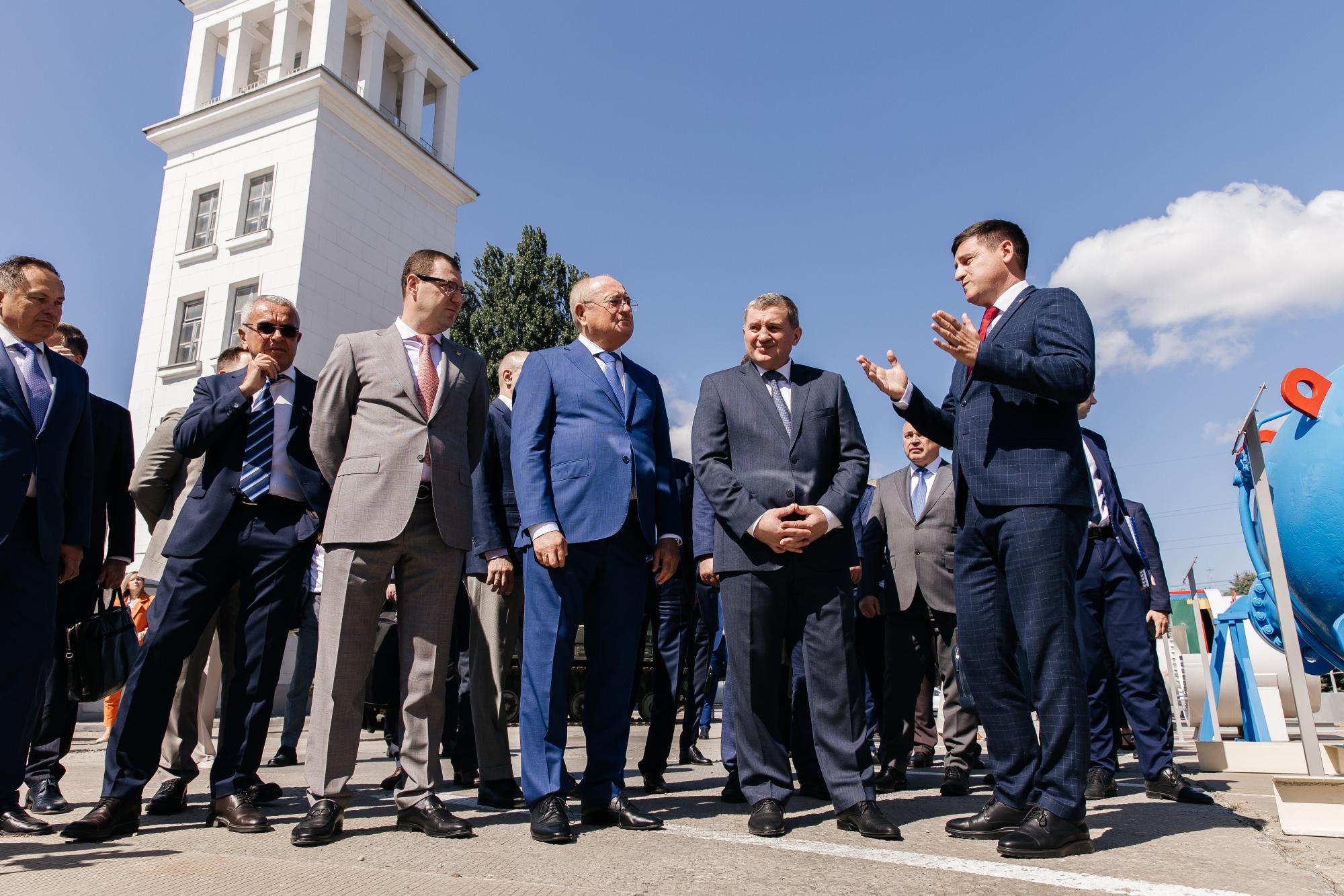 На площадке «Волгограднефтемаша» состоялась выставка промышленных предприятий Волгоградской области с участием Губернатора Волгоградской области и заместителя Председателя Правления ПАО «Газпром»