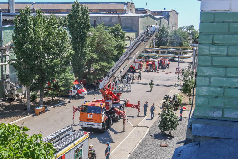 Службы спасения провели пожарно-тактические учения на территории завода
